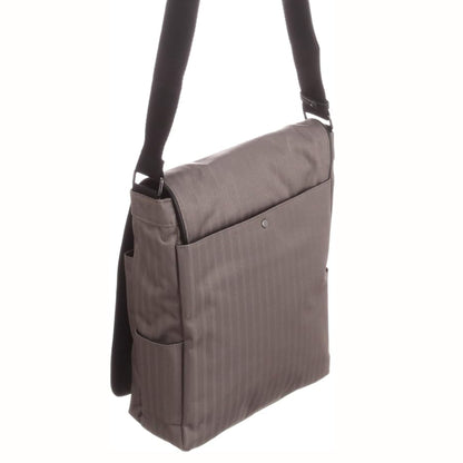 【EC限定】海外製／タテ型／A4対応／カブセショルダー／天ファスナー付／背面ポケット付／ストライプ／グレー色／062408【在庫限り】