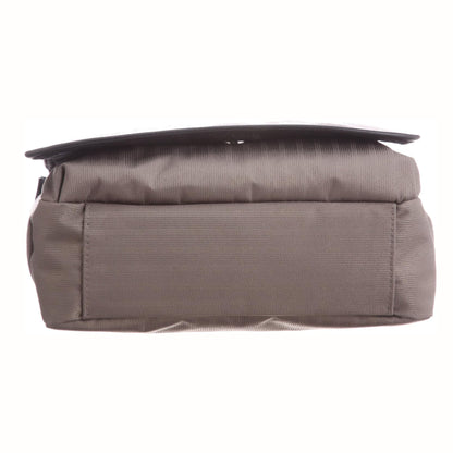 【EC限定】海外製／タテ型／A4対応／カブセショルダー／天ファスナー付／背面ポケット付／ストライプ／グレー色／062408【在庫限り】
