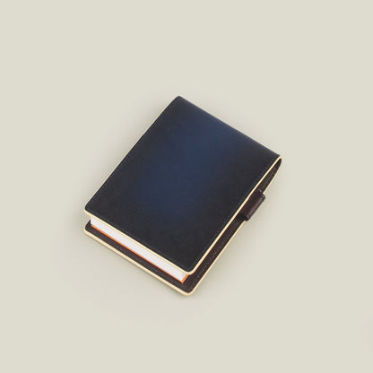 【期間限定60％OFF】海外製／牛革／メモ帳／メモカバー／メモ帳カバー／すぐメモ／薄い／コンパクトサイズ／便利／A7サイズ対応／リングメモ対応／ペンホルダー付／2025年ラッキーカラー／2026年ラッキーカラー／154016／RYU'S ONE