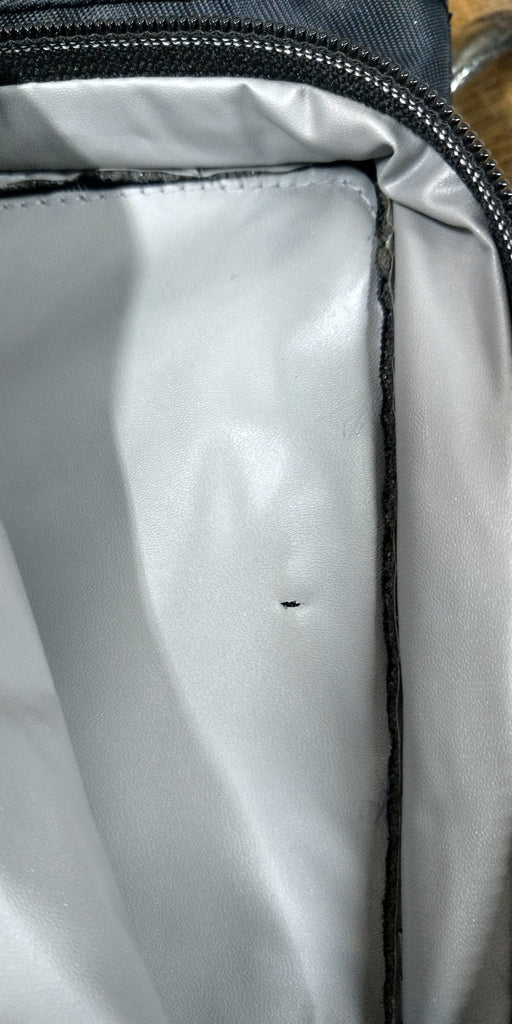訳アリ品／海外製／ネイビー／紺色／内装オレンジ／B4対応／ポケット多い／リュック／３WAYバッグ／持つ／掛ける／背負う／キャリーケース装着可／102500