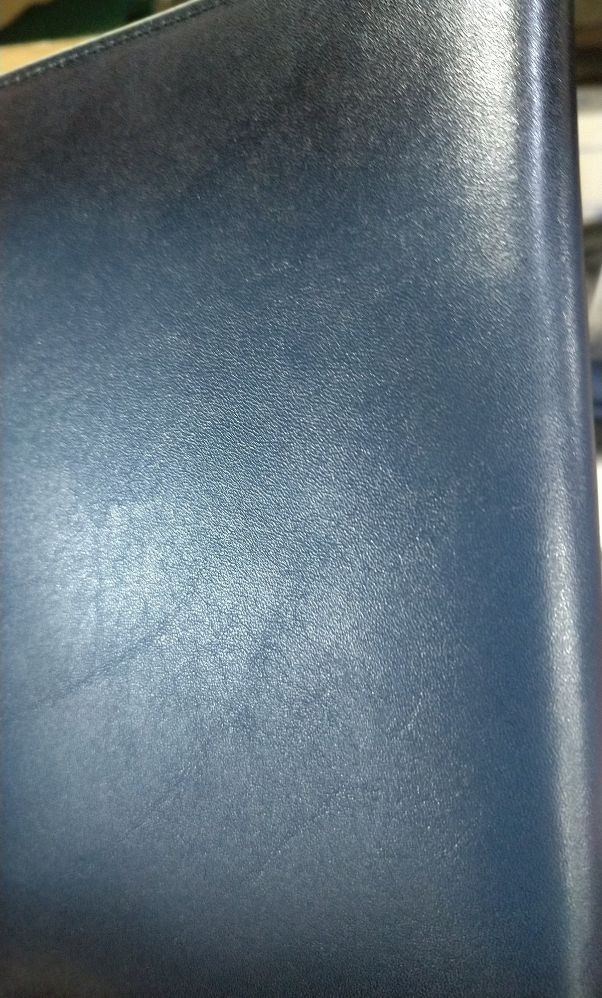 【訳アリ品】海外製／牛革／レザー／牛革製／ブックカバー／革製ブックカバー／しおり付き／文庫本／文庫判／サイズ調整可／読書／紙の本／箱入り／ネイビー／紺色／154019