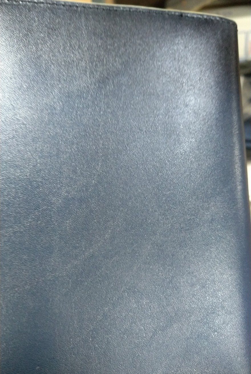 【訳アリ品】海外製／牛革／レザー／牛革製／ブックカバー／革製ブックカバー／しおり付き／文庫本／文庫判／サイズ調整可／読書／紙の本／箱入り／ネイビー／紺色／154019