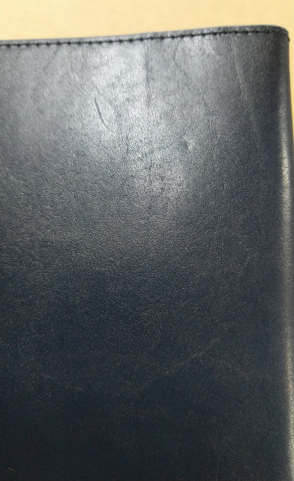 【訳アリ品】海外製／牛革／レザー／牛革製／ブックカバー／革製ブックカバー／しおり付き／文庫本／文庫判／サイズ調整可／読書／紙の本／箱入り／ネイビー／紺色／154019
