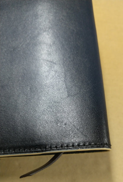 【訳アリ品】海外製／牛革／レザー／牛革製／ブックカバー／革製ブックカバー／しおり付き／文庫本／文庫判／サイズ調整可／読書／紙の本／箱入り／ネイビー／紺色／154019