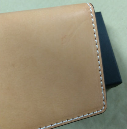 【訳アリ品】海外製／ヌメ革／革製／牛革／名刺入れ／内装レッド／赤色／箱入り／154060 【在庫限り】