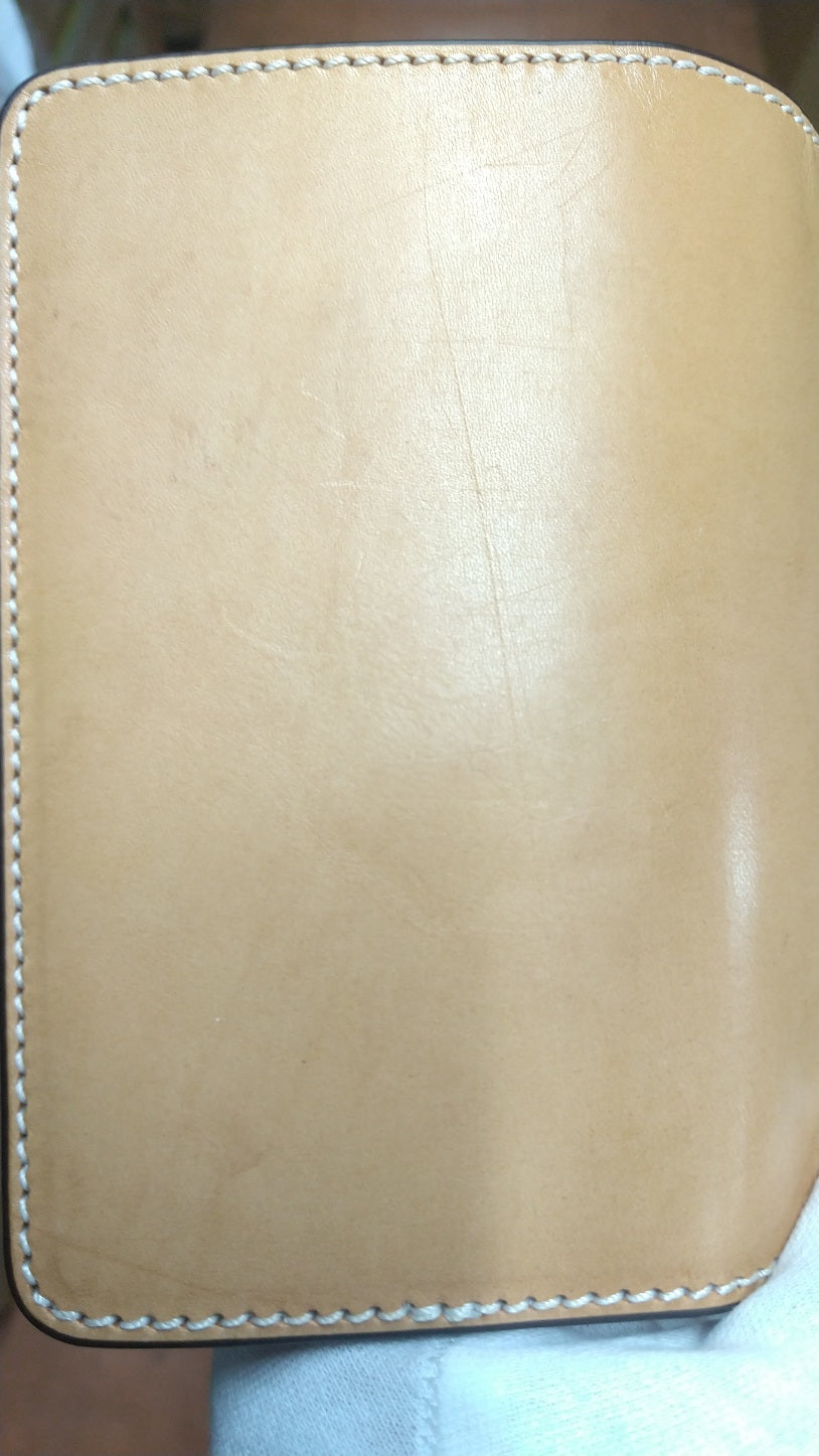【訳アリ品】海外製／ヌメ革／イタリアンヌメ／エイジング／日光浴済み／小麦色／カード入れ／内部レッド／赤色／154063【在庫限り】
