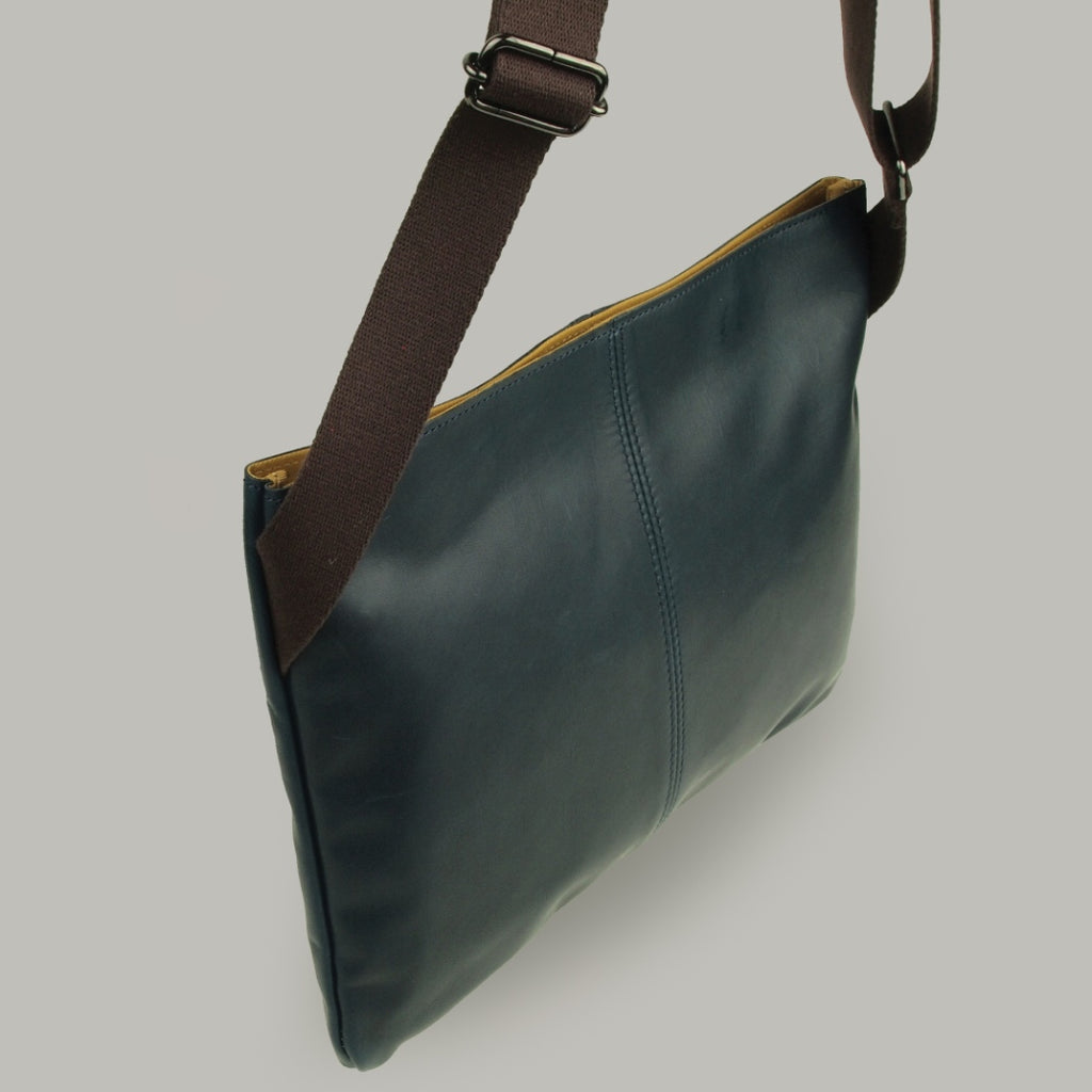【訳アリ品】日本製／国産／馬革／サコッシュ／薄型／ショルダーバッグ／ネイビー／紺色／557130