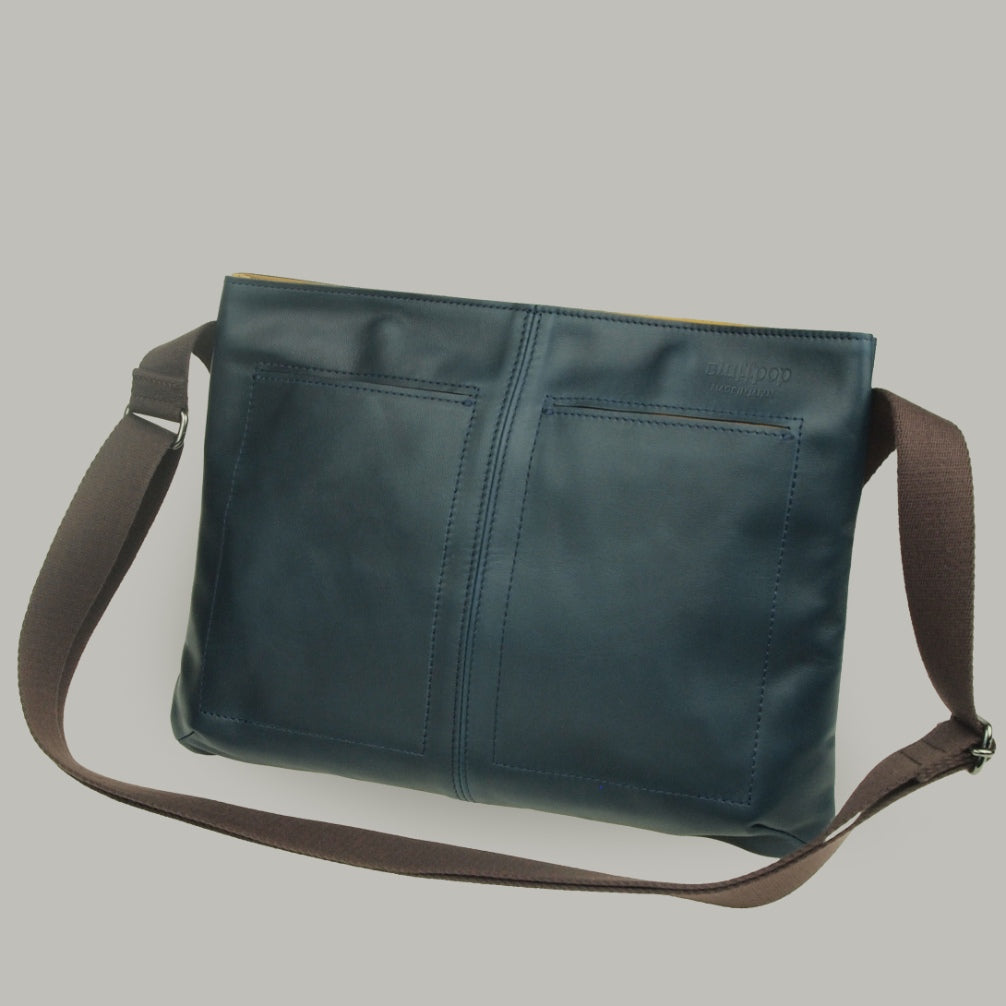 【訳アリ品】日本製／国産／馬革／サコッシュ／薄型／ショルダーバッグ／ネイビー／紺色／557130