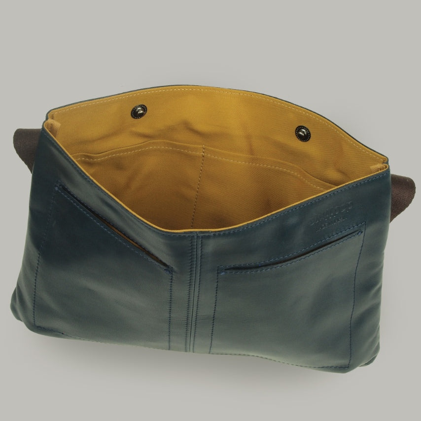 【訳アリ品】日本製／国産／馬革／サコッシュ／薄型／ショルダーバッグ／ネイビー／紺色／557130