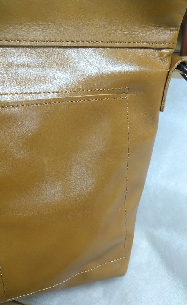 【訳アリ品】日本製／国産／牛革／レザー／ショルダーバッグ／口折れショルダー／A4対応可／男女兼用／キャメル色／557102⓶