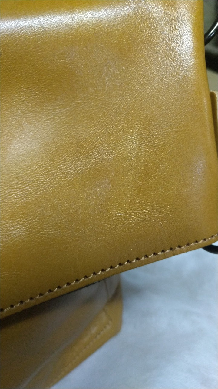 【訳アリ品】日本製／国産／豊岡製／牛革／レザー／口折れショルダー／使いやすい／ダイレクトファスナー／背面出し入れ可／キャメル色／557102【リニューアル型】