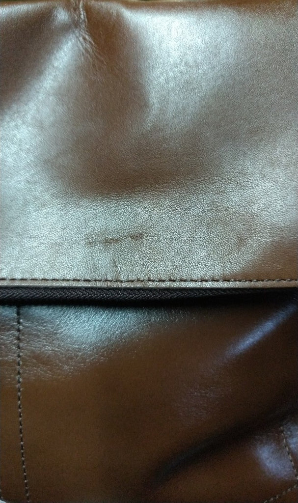 【訳アリ品】日本製／牛革／レザー／口折れショルダー／使いやすい／背面出し入れ可／ブラウン／チョコ色／557102