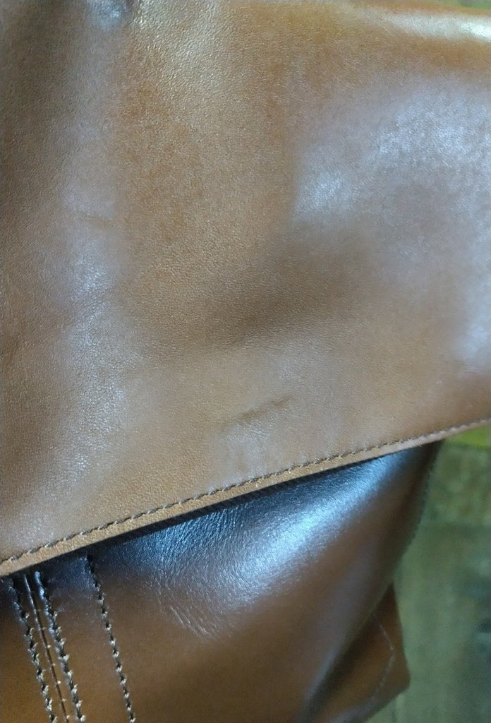 【訳アリ品】日本製／牛革／レザー／口折れショルダー／使いやすい／背面出し入れ可／ブラウン／チョコ色／557102