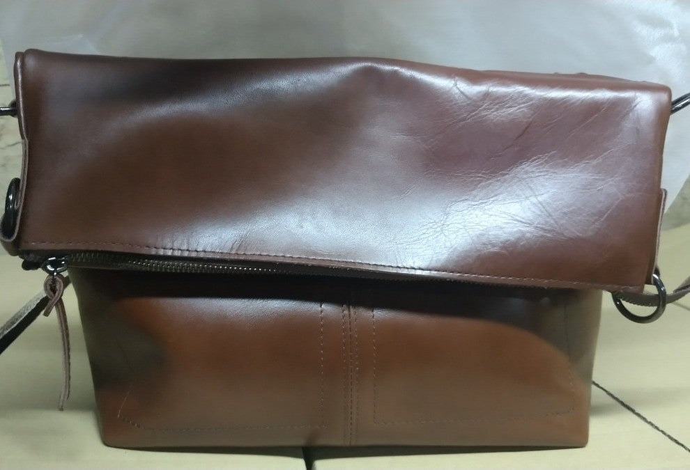 【訳アリ品】日本製／牛革／レザー／口折れショルダー／使いやすい／背面出し入れ可／ブラウン／チョコ色／557102