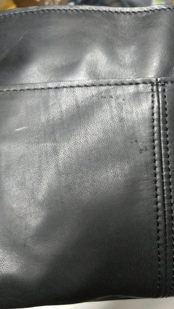 【訳アリ品】日本製／国産／馬革／レザー／軽い／ブラック／黒色／ヨコ型／ショルダーバッグ／557133【現品限り】