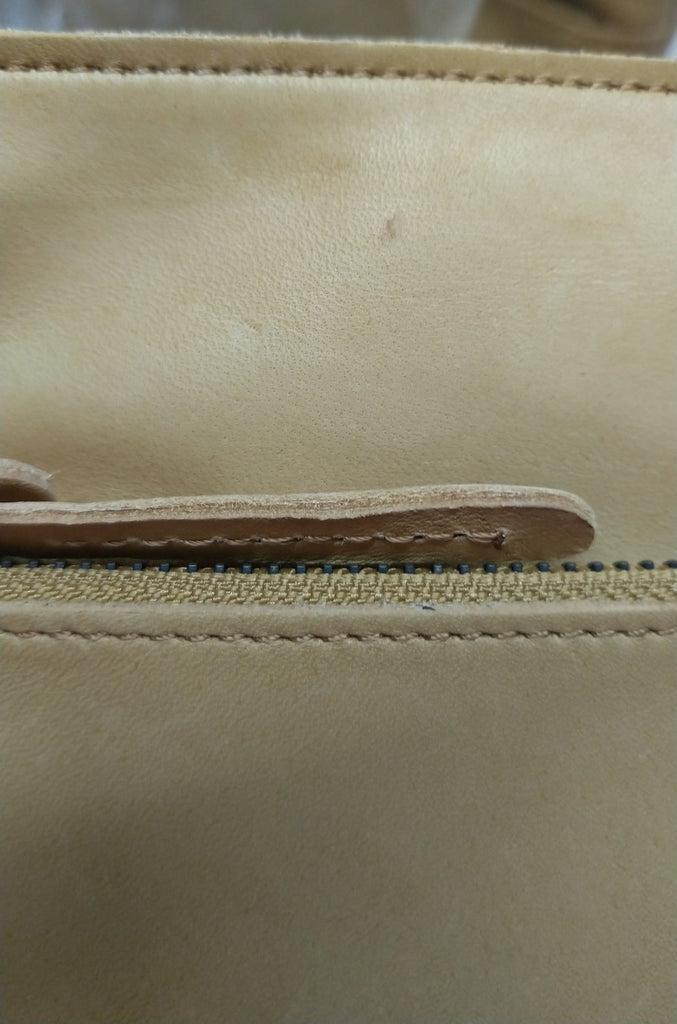 【訳アリ品】日本製／馬革／軽い／キャメル／薄いキャメル／ヨコ型／ショルダーバッグ／557133【在庫限り】