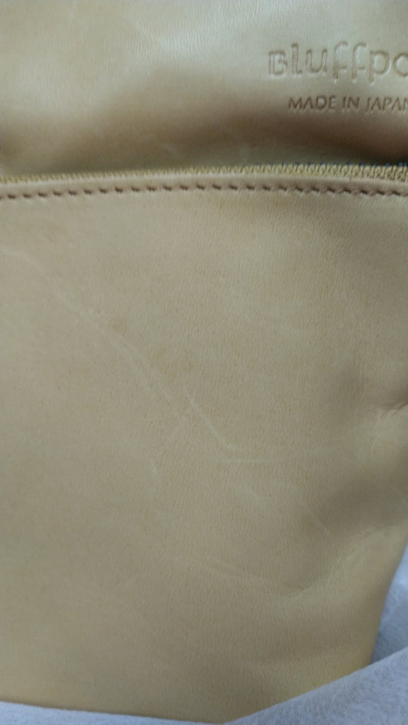 【訳アリ品】日本製／馬革／軽い／キャメル／薄いキャメル／ヨコ型／ショルダーバッグ／557133【在庫限り】