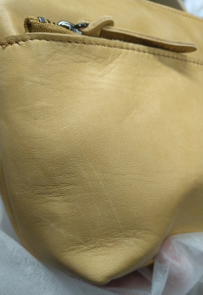 【訳アリ品】日本製／馬革／軽い／キャメル／薄いキャメル／ヨコ型／ショルダーバッグ／557133【在庫限り】