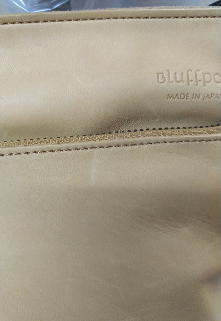 【訳アリ品】日本製／馬革／軽い／キャメル／薄いキャメル／ヨコ型／ショルダーバッグ／557133【在庫限り】