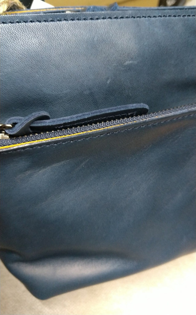 【最後の１本】【訳アリ品】日本製／国産／馬革／レザー／軽い／ネイビー／紺色／ヨコ型／ショルダーバッグ／557133【在庫限り】