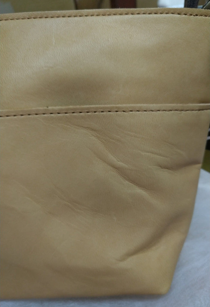 【訳アリ品】日本製／馬革／軽い／キャメル／薄いキャメル／ヨコ型／ショルダーバッグ／557133【在庫限り】