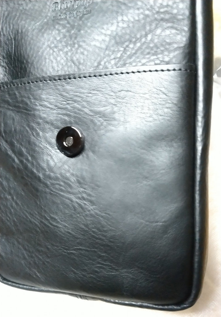 【訳アリ品】日本製／国産／撥水レザー／撥水／牛革／タテ型／スマホショルダー／ミニショルダー／コンパクト／ブラック／黒色／557187