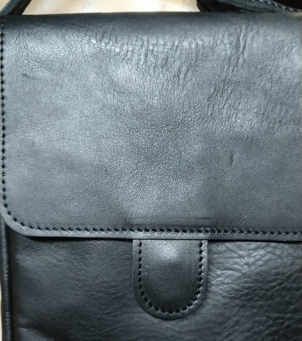 【訳アリ品】日本製／国産／撥水レザー／撥水／牛革／タテ型／スマホショルダー／ミニショルダー／コンパクト／ブラック／黒色／557187