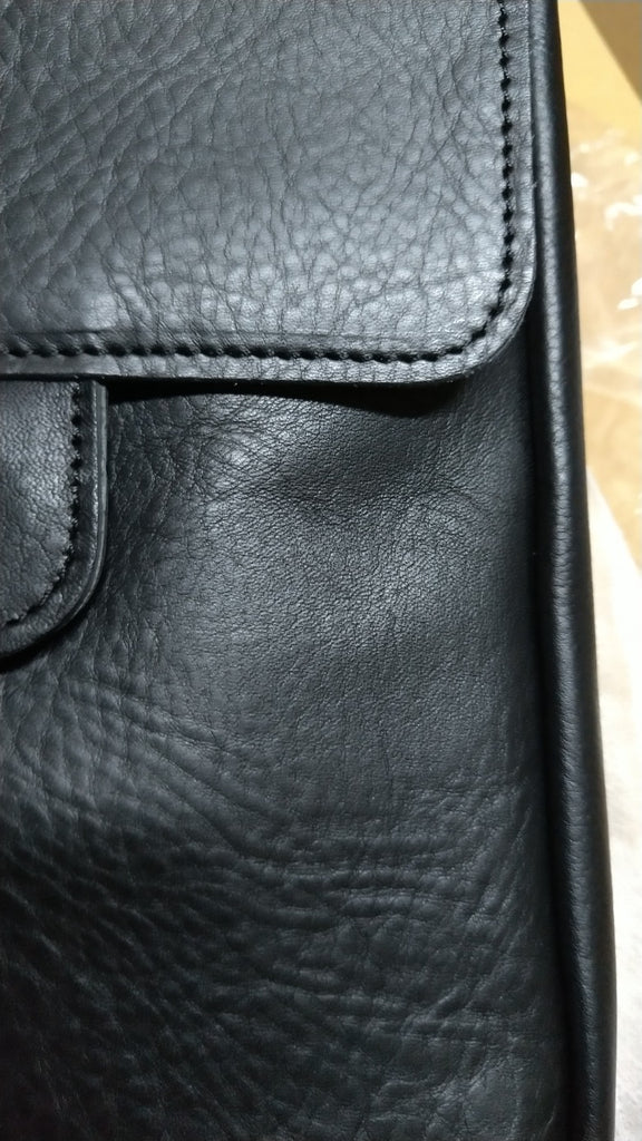 【訳アリ品】日本製／国産／撥水レザー／撥水／牛革／タテ型／スマホショルダー／ミニショルダー／コンパクト／ブラック／黒色／557187