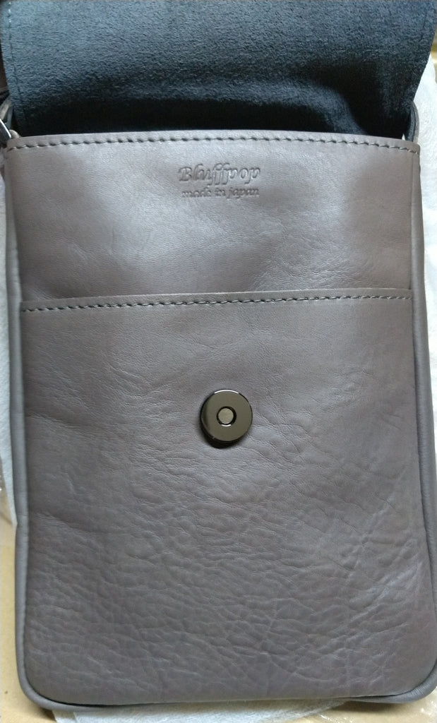 【訳アリ品】日本製／国産／撥水レザー／撥水／牛革／タテ型／スマホショルダー／ミニショルダー／グレー色／557187