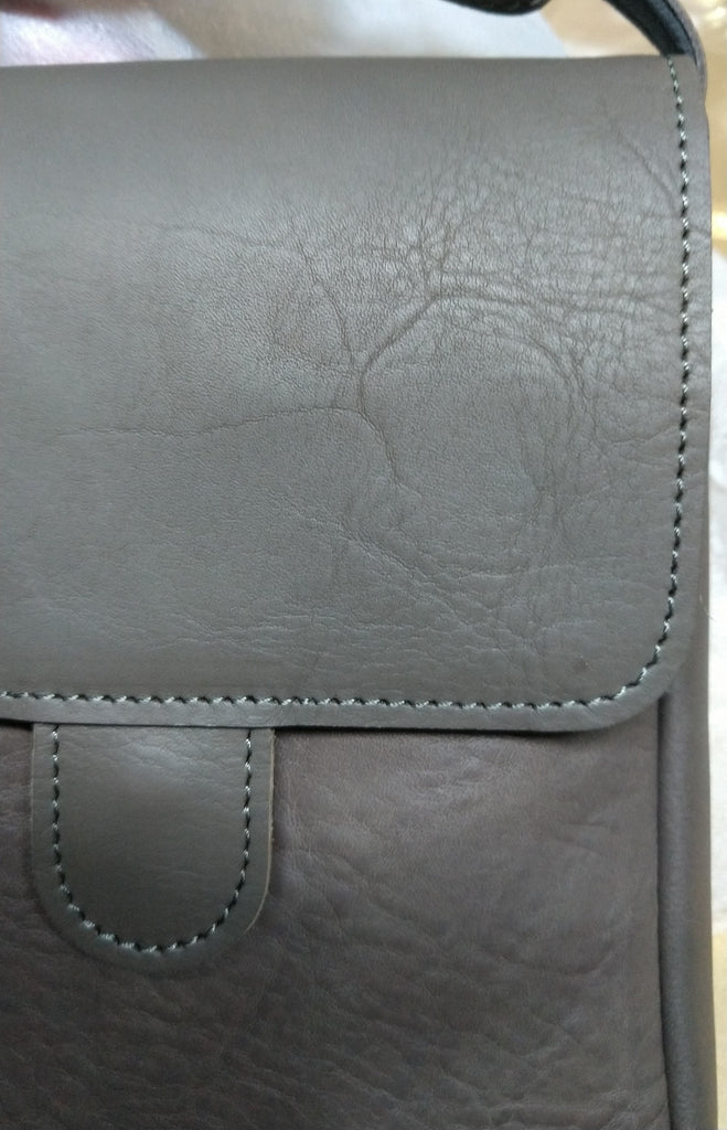 【訳アリ品】日本製／国産／撥水レザー／撥水／牛革／タテ型／スマホショルダー／ミニショルダー／グレー色／557187