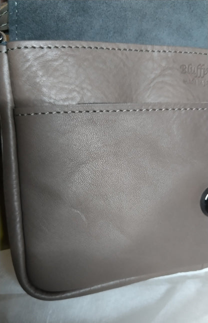 【訳アリ品】日本製／撥水レザー／撥水／牛革／ヨコ型／スマホショルダー／ミニショルダー／グレー色／557188