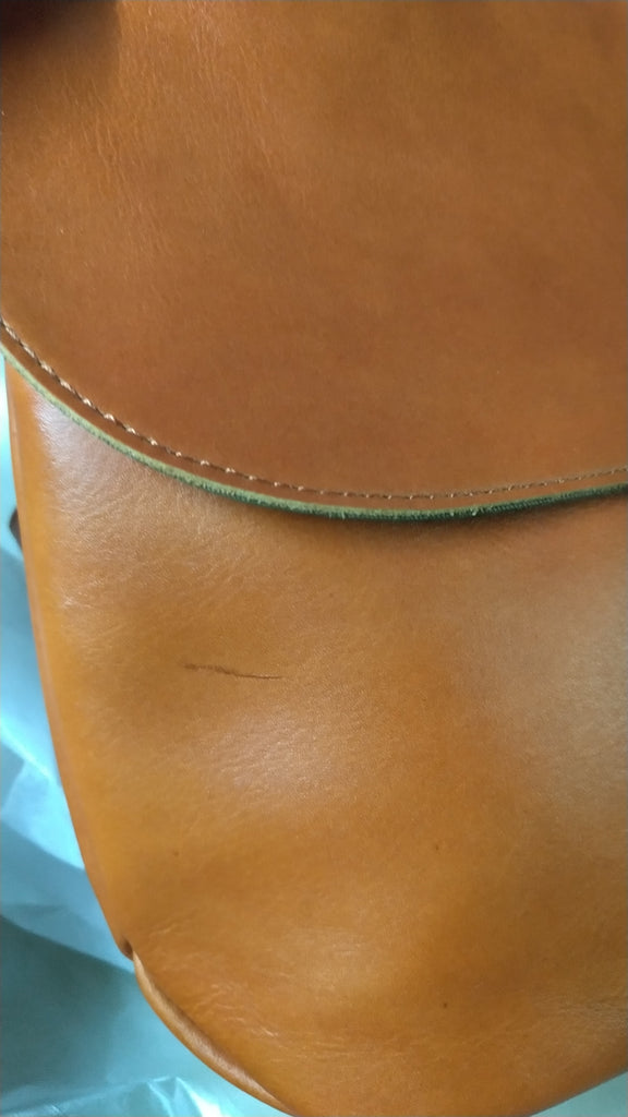 【訳アリ品】数量限定／日本製／国産／牛革／レザー／革製／ショルダーバッグ／カブセショルダー／使いやすい／軽量／前ポケット／557231