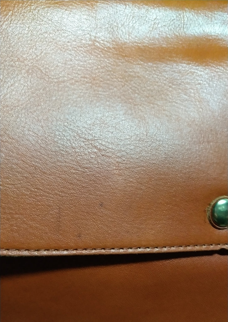 【訳アリ品】数量限定／日本製／国産／牛革／レザー／革製／ショルダーバッグ／カブセショルダー／使いやすい／軽量／前ポケット／557231