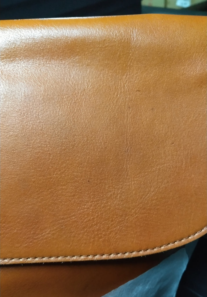 【訳アリ品】数量限定／日本製／国産／牛革／レザー／革製／ショルダーバッグ／カブセショルダー／使いやすい／軽量／前ポケット／557231