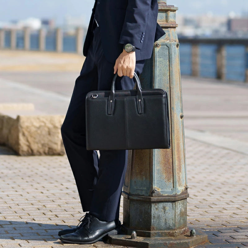 黒いビジネスバッグ A4対応 合成皮革 海外製/合成皮革×ポリエステル/A4対応/40cm/2way/自立型