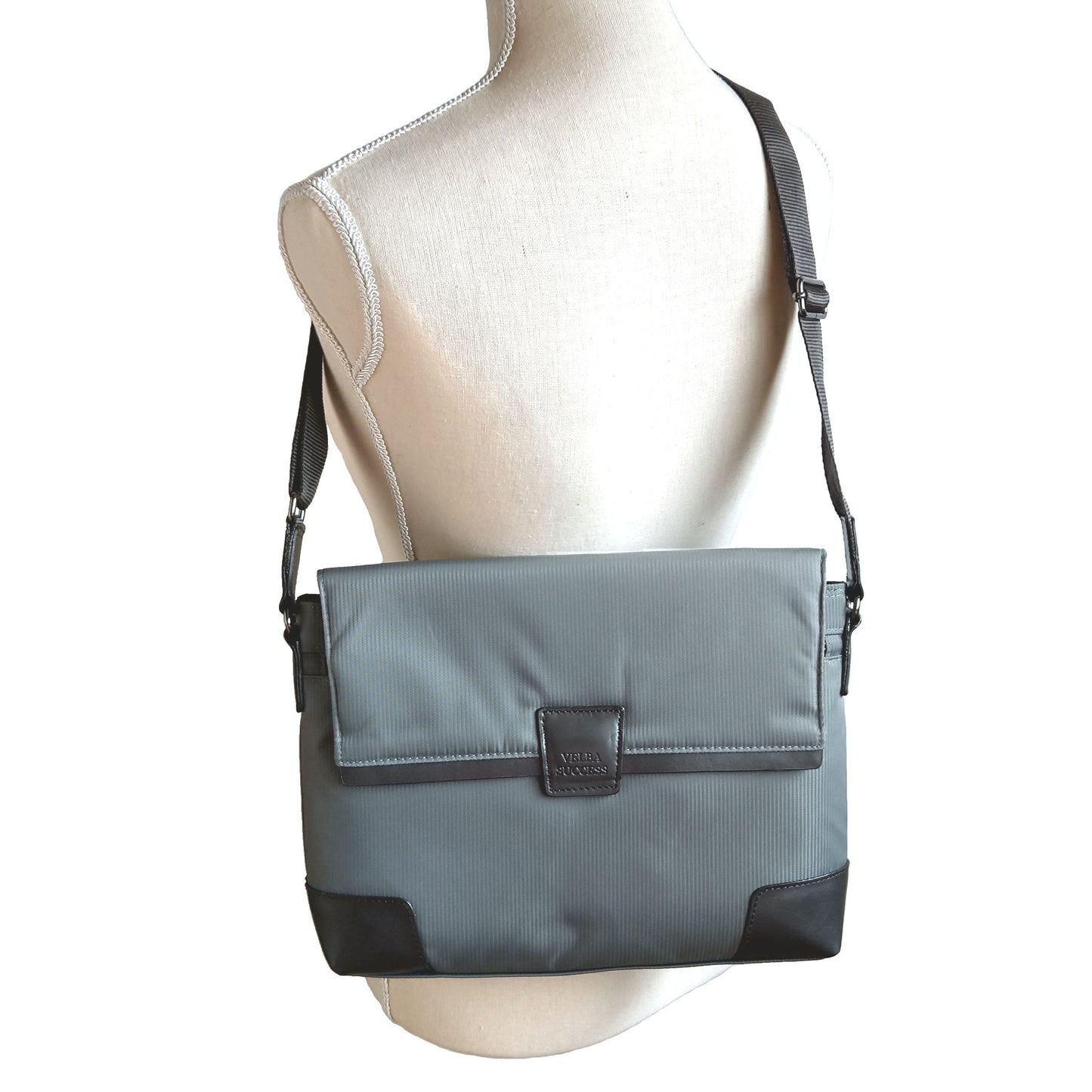 【EC限定】海外製／撥水／ヨコ型／ナイロン製／ショルダーバッグ／カブセショルダー／ブラック／黒色／グレー／VELBA／126024【在庫限り】