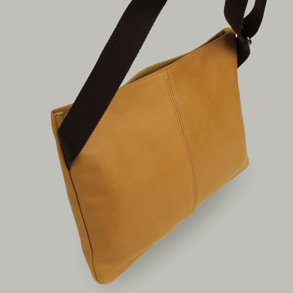 【訳アリ品】日本製／国産／馬革／サコッシュ／薄型／前ポケット／ショルダーバッグ／キャメル／557130