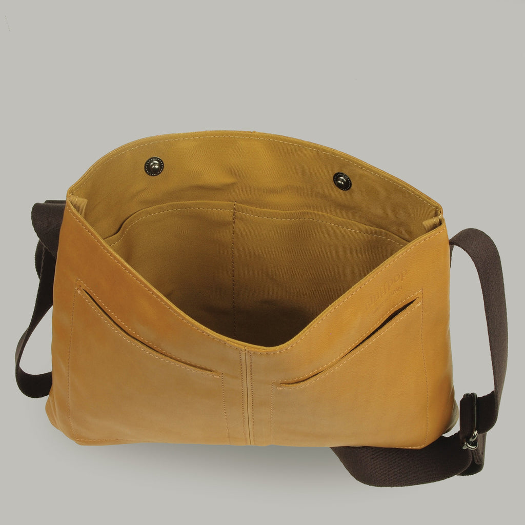 【訳アリ品】日本製／国産／馬革／サコッシュ／薄型／前ポケット／ショルダーバッグ／キャメル／557130