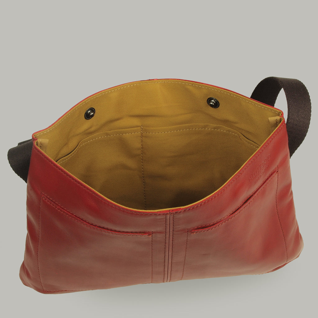 【訳アリ品】日本製／国産／薄マチ／薄型／馬革／サコッシュ／ショルダーバッグ／前ポケット／557130／ワイン色